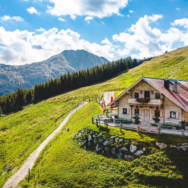 Hirzeggalm mit dem Kleinen Rettenstein