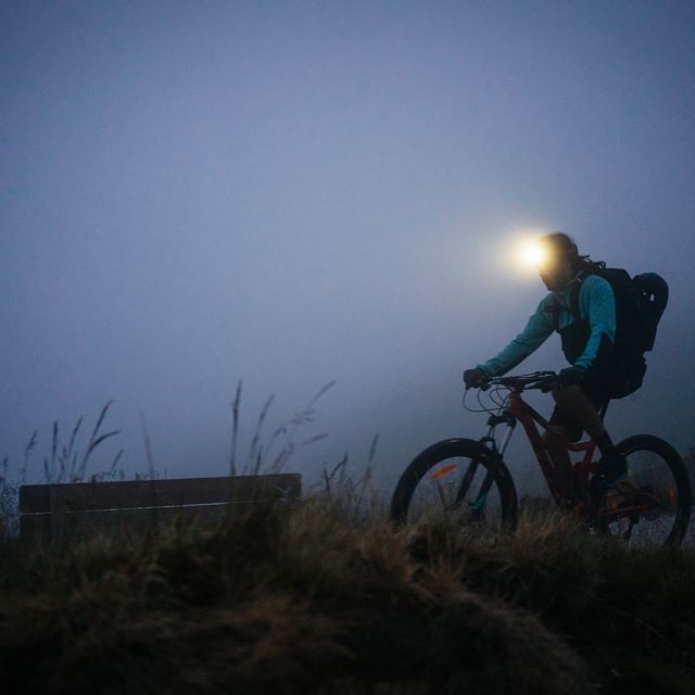 Kitzbüheler Alpen Hero Bike Ben Kalra beim Aufstieg im Morgengrauen um den Speichersee auf der Steinplatte c Daniel Gollner