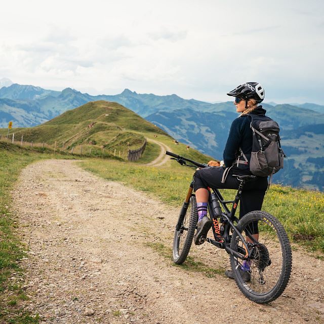 Kitzbüheler Alpen Hero Bike Lena Koller geniet van het uitzicht c Daniel Gollner