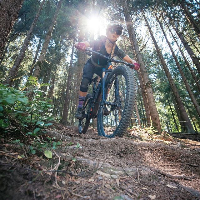 Kitzbüheler Alpen Hero Bike Lena Koller unterwegs am Singletrail in Kirchberg in Tirol c Daniel Gollner