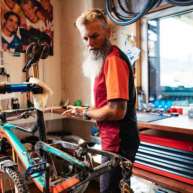 Kitzbüheler Alpen Hero Bike Marco Brandstätter onderhoudt zijn mountainbike op zijn werk in St.Johann in Tirol c Daniel Gollner