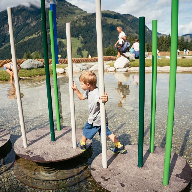 Kitzbüheler Alpen Hero Familie Danzl Junge springt über die Plattformen bei Timoks Wasserspielen in Fieberbrunn c Daniel Gollner