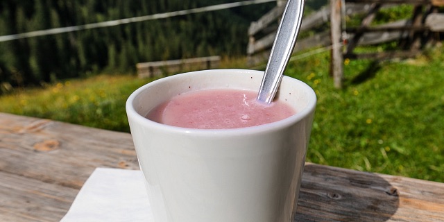 Buttermilch mit Preiselbeeren