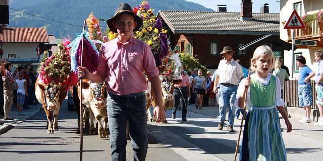 Kinder beim Almabtrieb