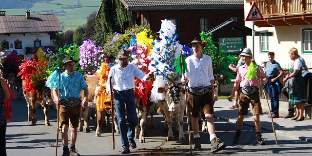 Almabtrieb im Dorf