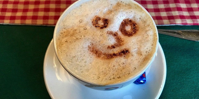 Charlotte Kitzbueheleralpen Angereralm lachende koffie