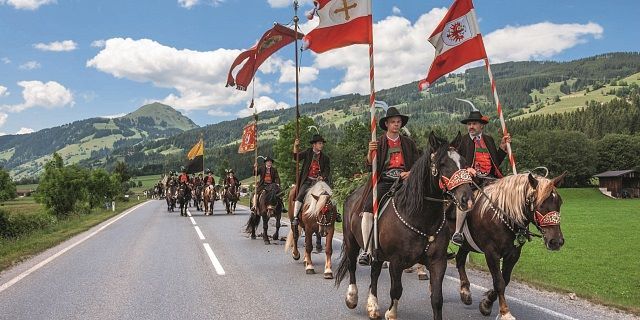 Die Reiter ziehen von Brixen in Richtung Kirchberg. © Kurt Tropper