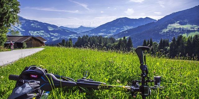 E-Bike Pause mit Berg-Panorama_Bene am KAT Bike_Foto Benedikt Gradl