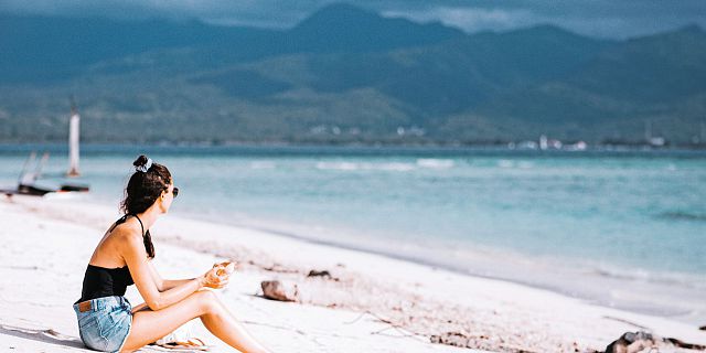 Eva-Maria am Strand auf Gili Air