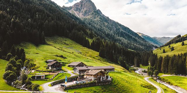 Hintenbachalm im Unteren Grund mit der Schaukäserei Kasplatzl