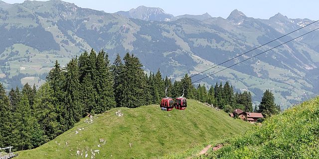 KAT-Walk-Kitzbüheler-Alpen-Alpin-Etappe4-Ausblick-in-die-Bergwelt-mit-Gondelbahn-im-Vordergrund-c-Ann-Kathrin-Graser