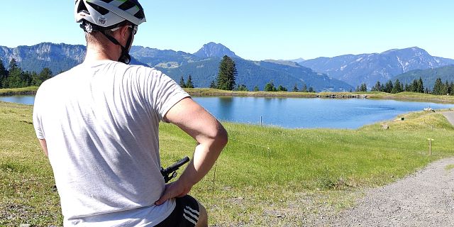 KAT-Walk-Kitzbüheler-Alpen-AlpinEtappe5-Christian-am-Mountainbike-c-Ann-Kathrin-Graser