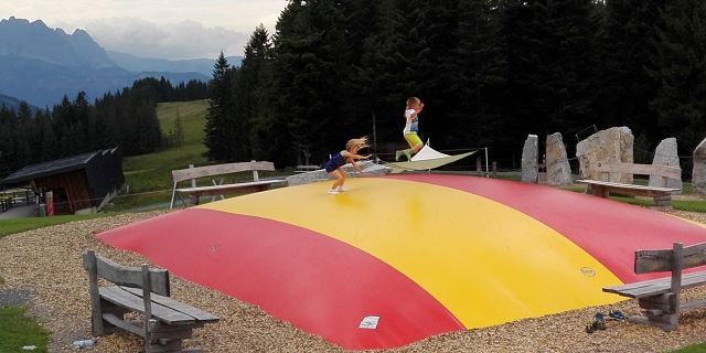Kitzbueheler Alpen Familienparadies-Hupfplatz am Berg-Trampolinspringen_Foto Susanne Hummel