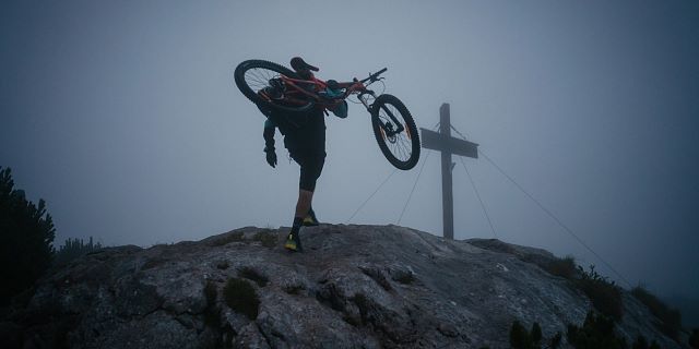 Kitzbüheler Alpen Hero Bike Ben Kalra auf seinen letzten Metern mit seinem Mountainbike zum Gipfel der Steinplatte c Daniel Gollner