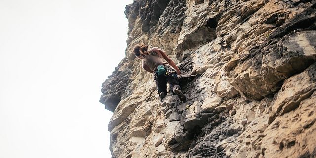 Kitzbüheler Alpen Hero Bike Ben Kalra beim Sportklettern am Adolari Felsen c Daniel Gollner