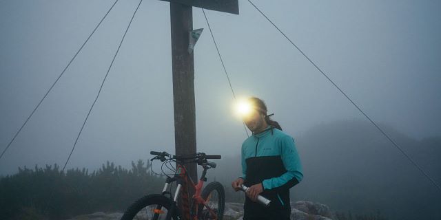 Kitzbüheler Alpen Hero Bike Ben Kalra erreicht den Gipfel der Steinplatte im PillerseeTal c Daniel Gollner