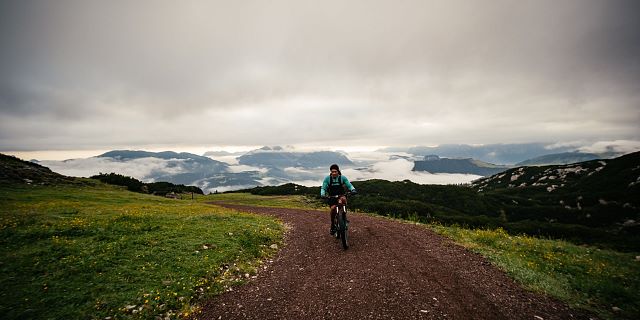 Kitzbüheler Alpen Bike Hero Ben Kalra is met zijn mountainbike onderweg naar de top van de Steinplatte c Daniel Gollner