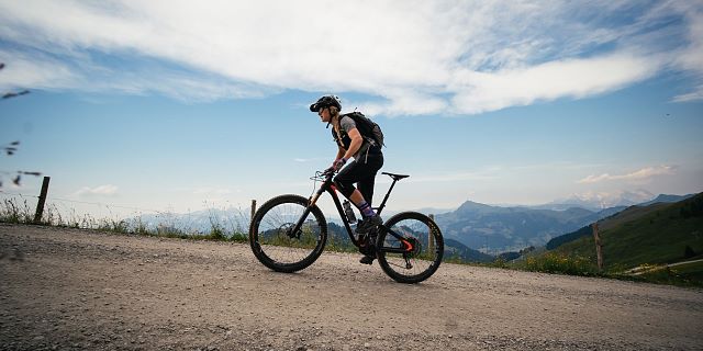 Kitzbüheler Alpen Hero Bike Lena Koller auf einer Forststraße zum Pengelstein am KAT Bike c Daniel Gollner