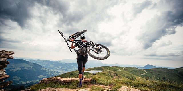 Kitzbüheler Alpen Hero Bike Lena Koller erreicht den Pengelstein Gipfel c Daniel Gollner