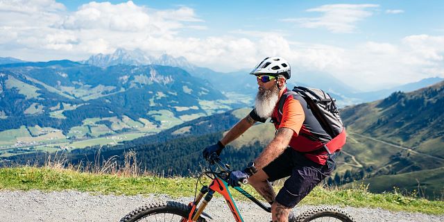 Kitzbüheler Alpen Hero Bike Marco Brandstätter auf der letzten KAT Bike Etappe umgeben von den Kitzbüheler Alpen c Daniel Gollner