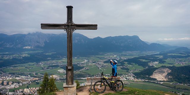 Kitzbüheler Alpen Hero Bike Patrick Ager neemt een slok water op de top van de Möslalm c Daniel Gollner