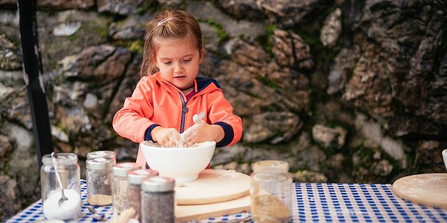 Kitzbüheler Alpen Hero Familie O´Brien dem Mädchen gefällt das Brotteigkneten im Kasplatzl in Aschau c Daniel Gollner