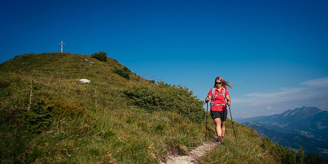 Kitzbüheler Alpen Hero wandelen Christina Foidl loopt over een wandelweg op de Baumooskogel in St.Johann in Tirol c Daniel Gollner