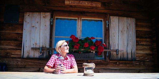 Kitzbüheler Alpen Hero Wandern Elke Henke macht eine Pause auf der oberen Lodronalm in der Kelchsau c Daniel Gollner