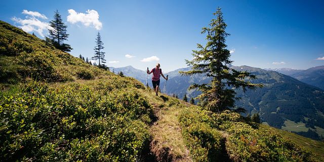 Kitzbüheler Alpen Hero wandelen Elke Henke wandelt over de KAT Walk met uitzicht tot aan de kurze Grund c Daniel Gollner