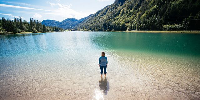 Kitzbüheler Alpen Hero wandelen Monika Günther Kneippen na een wandeling in het Pillersee c Daniel Gollner