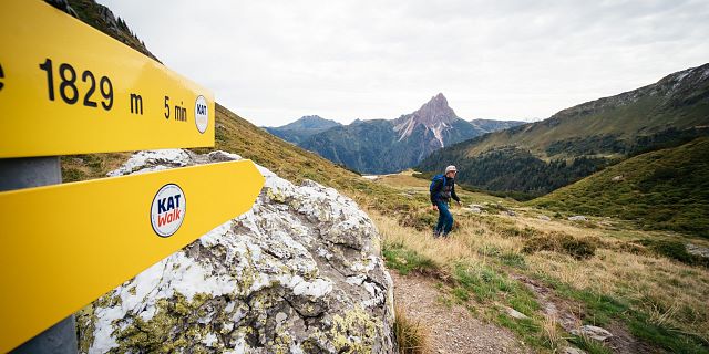 Kitzbüheler Alpen Hero wandelen Nik Brandstätter voor een wegwijzer op de derde etappe van de KAT Walk c Daniel Gollner