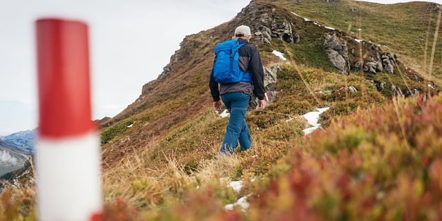 Kitzbüheler Alpen Hero wandelen Nick Brandstätter voor een wegmarkering op de wandelweg naar de  Floch in het Brixental c Daniel Gollner