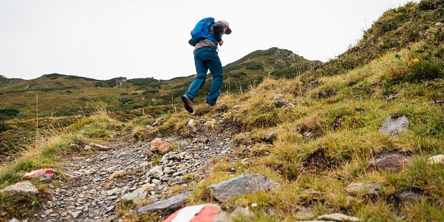 Kitzbüheler Alpen Hero wandelen Nick Brandstätter wandelt over de KAT Walk in het Brixental c Daniel Gollner