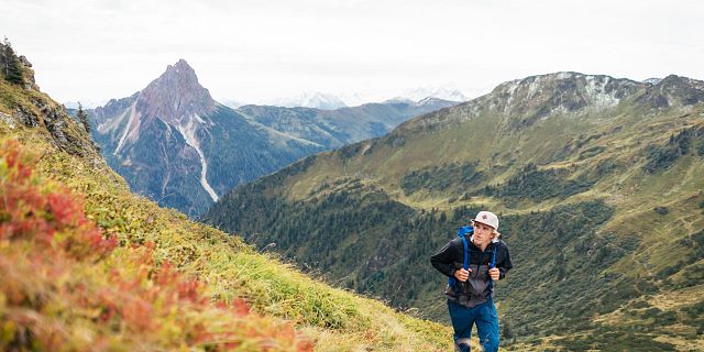Kitzbüheler Alpen Hero Wandern Nick Brandstätter wandert und im Hintergrund der große Rettenstein c Daniel Gollner