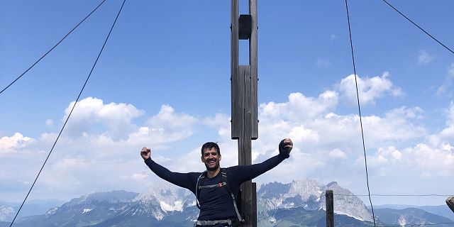 Kitzbüheler Alpen KAT Walk Botschafter Etappe 5 Matze am Gipfelkreuz c Denise Hofmann
