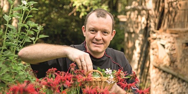 Michael Grafl in seinem Kräutergarten © rol.art-images