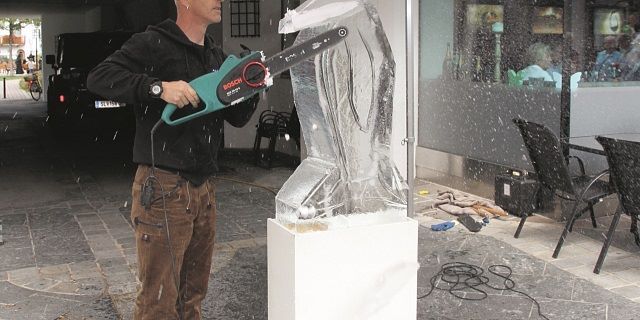 Mit der Kettensäge wird grob vorgearbeitet.