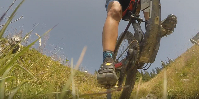 Rebecca beim Biken-Jump am KAT Bike Trail_Foto Gopro Benedikt Gradl