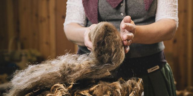 Kardieren beim Spinnen