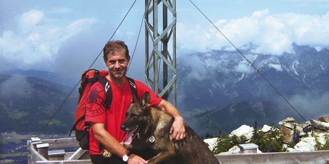 Stefan mit Wera_Gipfelkreuz@Stefan Fuchs