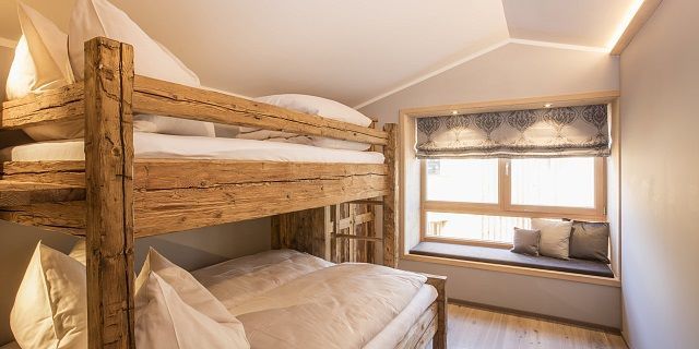 Uriges Schlafzimmer in den Alpegg Chalets in Waidring